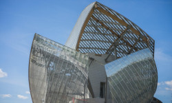 Beitragsbild zu Luxus im Gegenwind: LVMH trotzt Konjunktursorgen mit kreativer Markenstrategie