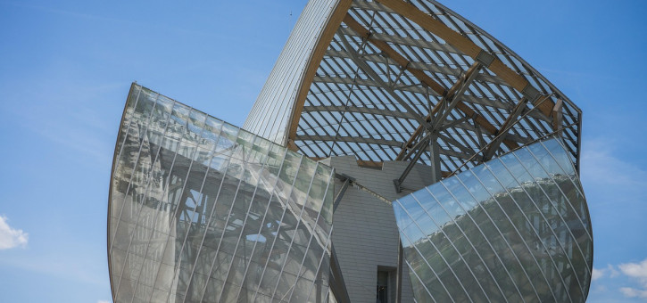 Beitragsbild zu Luxus im Gegenwind: LVMH trotzt Konjunktursorgen mit kreativer Markenstrategie