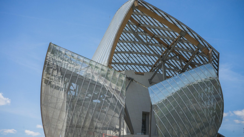 Beitragsbild zu Luxus im Gegenwind: LVMH trotzt Konjunktursorgen mit kreativer Markenstrategie