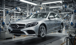 Beitragsbild zu Mercedes-Benz Aktie: Bericht im Fokus