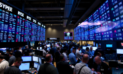 Beitragsbild zu Bodenhaftung bei 23.000: Der DAX stolpert, Bitcoin holt Luft