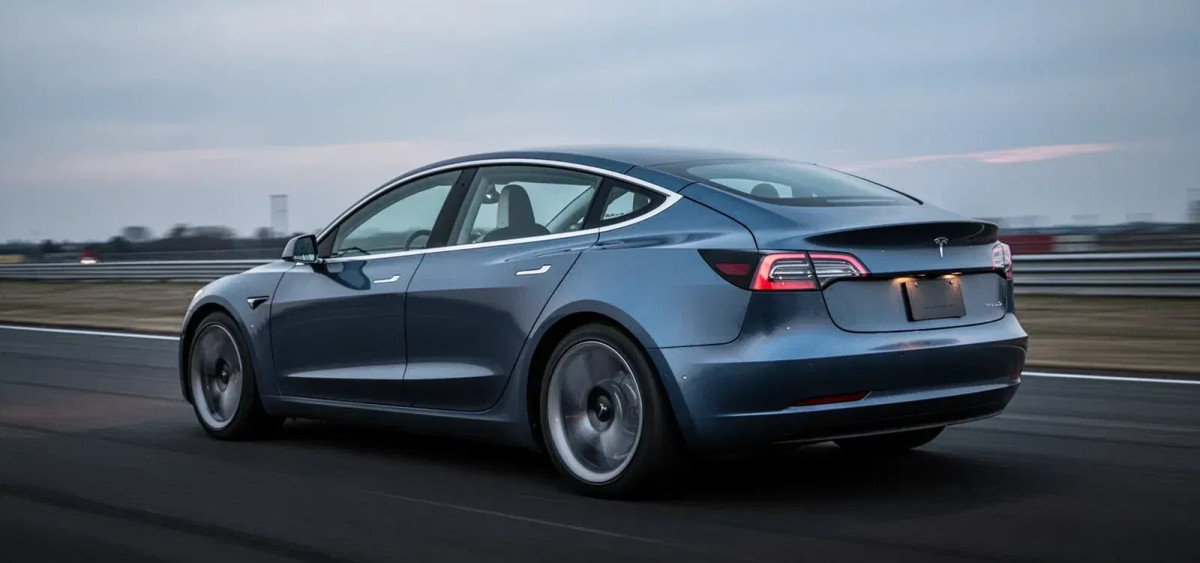 Beitragsbild zu Tesla Aktie: Gegenwind beim Robotaxi