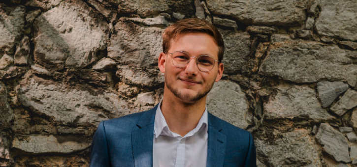 Beitragsbild zu Lukas Obersteiner: Vom falschen Rosinenpicken, dem Zinsgipfel und dem Problem der ESG-Ratings - Fonds im Portrait 01/24: INFO Apollo Nachhaltig Global Bond