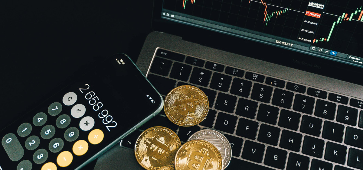 Beitragsbild zu So investieren Sie erfolgreich in Kryptowährungen: Fünf hilfreiche Strategien