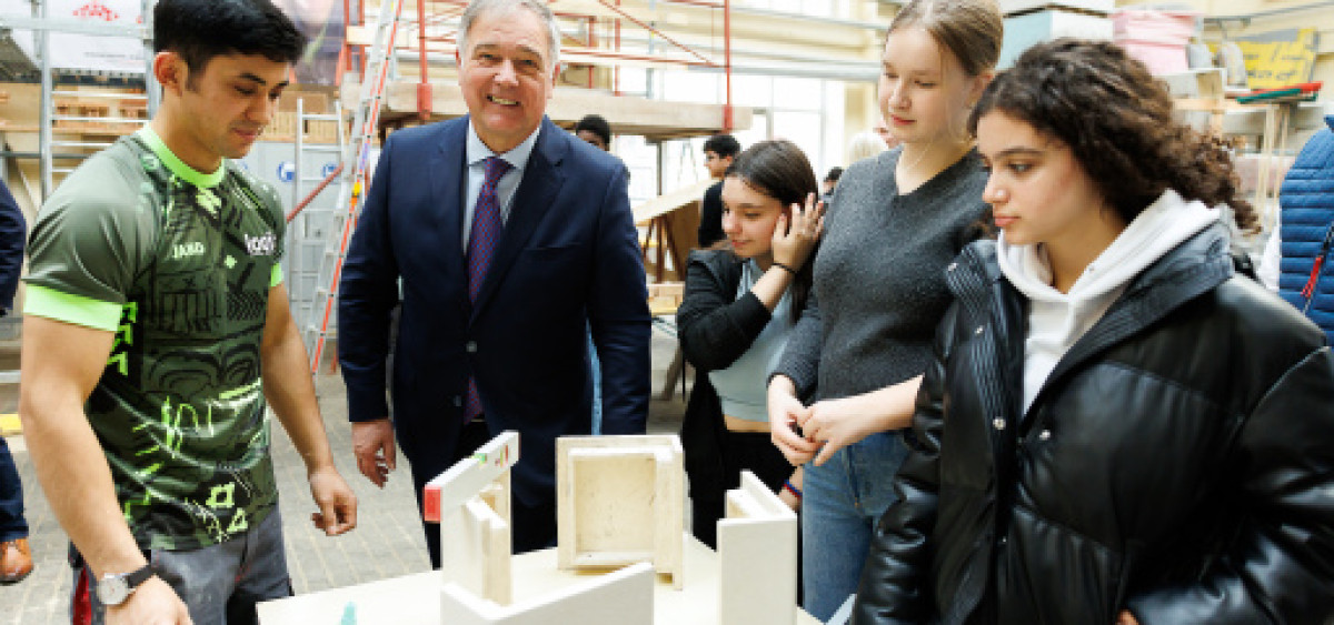 Beitragsbild zu Berufsinformationszentrum der WK Wien startet 2025 mit Jubiläum: 300. BiWi-Werkstatt seit der Gründung 1991