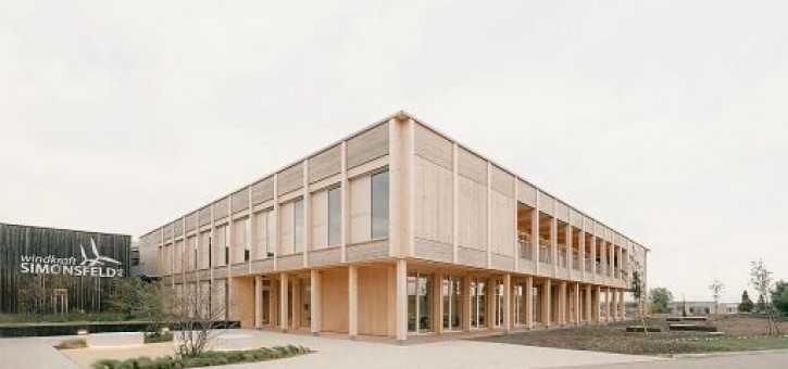 Beitragsbild zu Windkraft Simonsfeld: Zweifache Auszeichnung für hochwertige ökologische Headquarter-Erweiterung