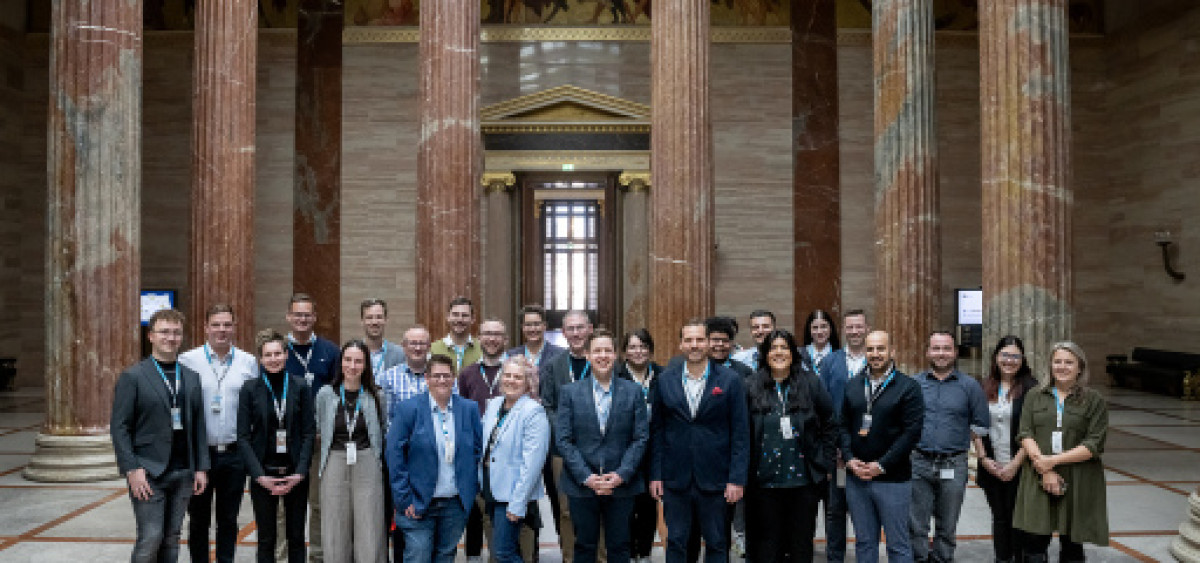 Beitragsbild zu REWE Group: internes LGBTIQ+ Netzwerk di.to. zu Besuch im österreichischen Parlament und im Wiener Rathaus