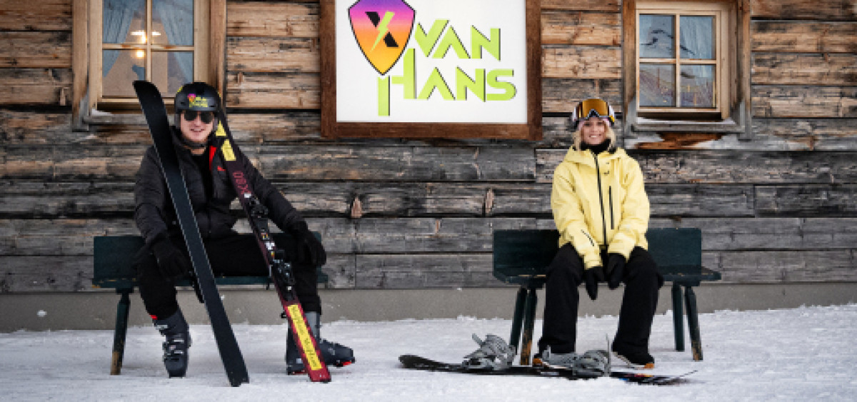 Beitragsbild zu Zwei Megadrohnen bescheren der neuen DIY-Marke VANHANS mit Anna Gasser und Andreas Gabalier eine Weltpremiere auf der Piste