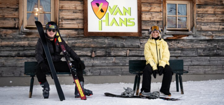 Beitragsbild zu Zwei Megadrohnen bescheren der neuen DIY-Marke VANHANS mit Anna Gasser und Andreas Gabalier eine Weltpremiere auf der Piste