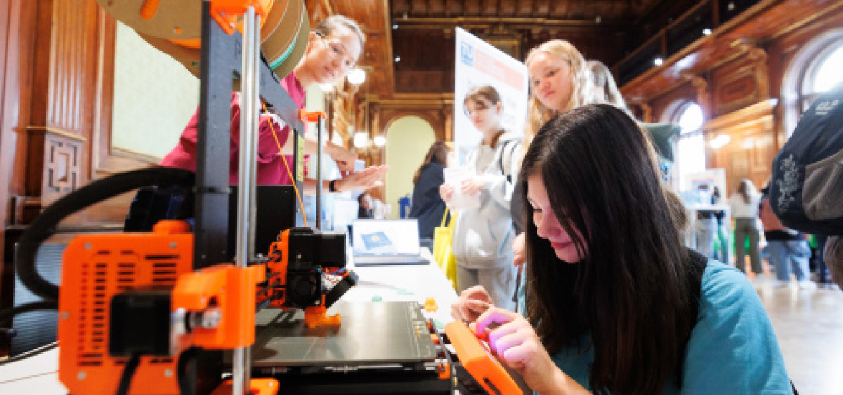 Beitragsbild zu Zukunftstechnologien hautnah: 700 Schülerinnen beim Girls! TECH UP-Erlebnistag