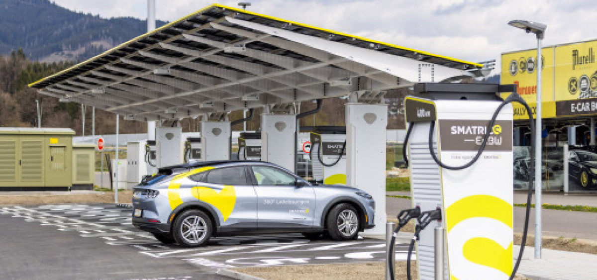Beitragsbild zu E-Laden im Überholmodus: SMATRICS EnBW verdichtet Schnellladenetz im ersten Quartal 2025 weiter