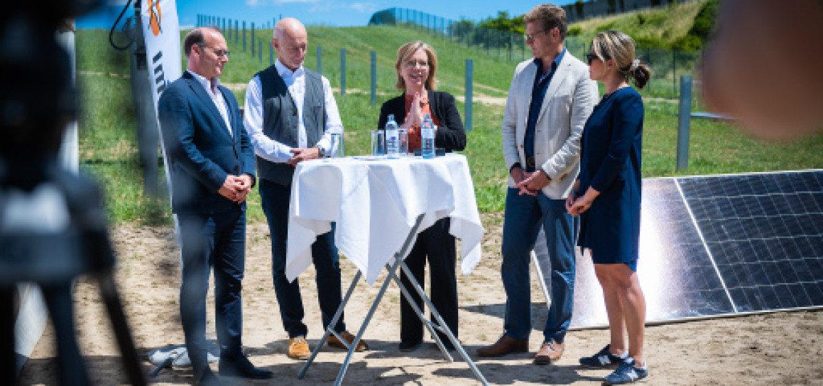 Beitragsbild zu Sonnige Zukunft in Gaweinstal: Baustellenbesichtigung der ersten Agri-Photovoltaikanlage von ImWind