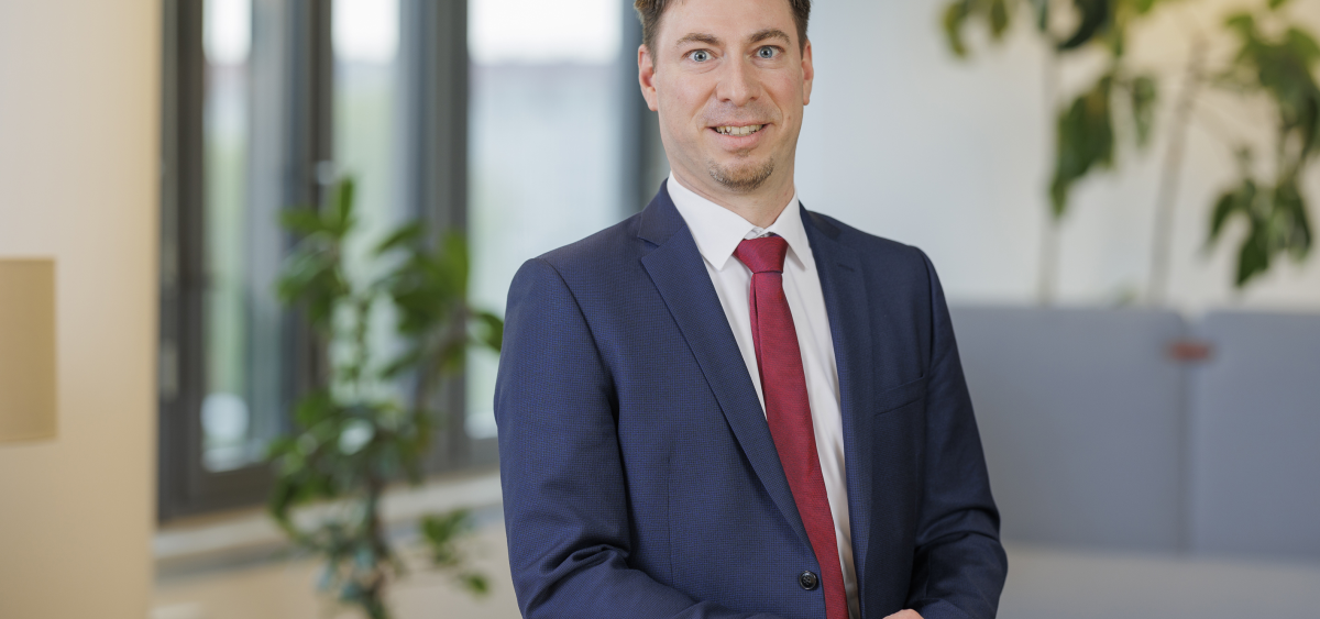 Beitragsbild zu „Wir streben eine breite Diversifikation über verschiedene Anlageklassen an“ - Thomas Bichler im Interview zum Fonds im Porträt: Raiffeisen-Global-Strategic-Opportunities