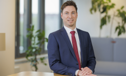 Beitragsbild zu „Wir streben eine breite Diversifikation über verschiedene Anlageklassen an“ - Thomas Bichler im Interview zum Fonds im Porträt: Raiffeisen-Global-Strategic-Opportunities