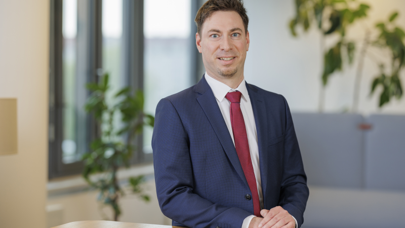 Beitragsbild zu „Wir streben eine breite Diversifikation über verschiedene Anlageklassen an“ - Thomas Bichler im Interview zum Fonds im Porträt: Raiffeisen-Global-Strategic-Opportunities